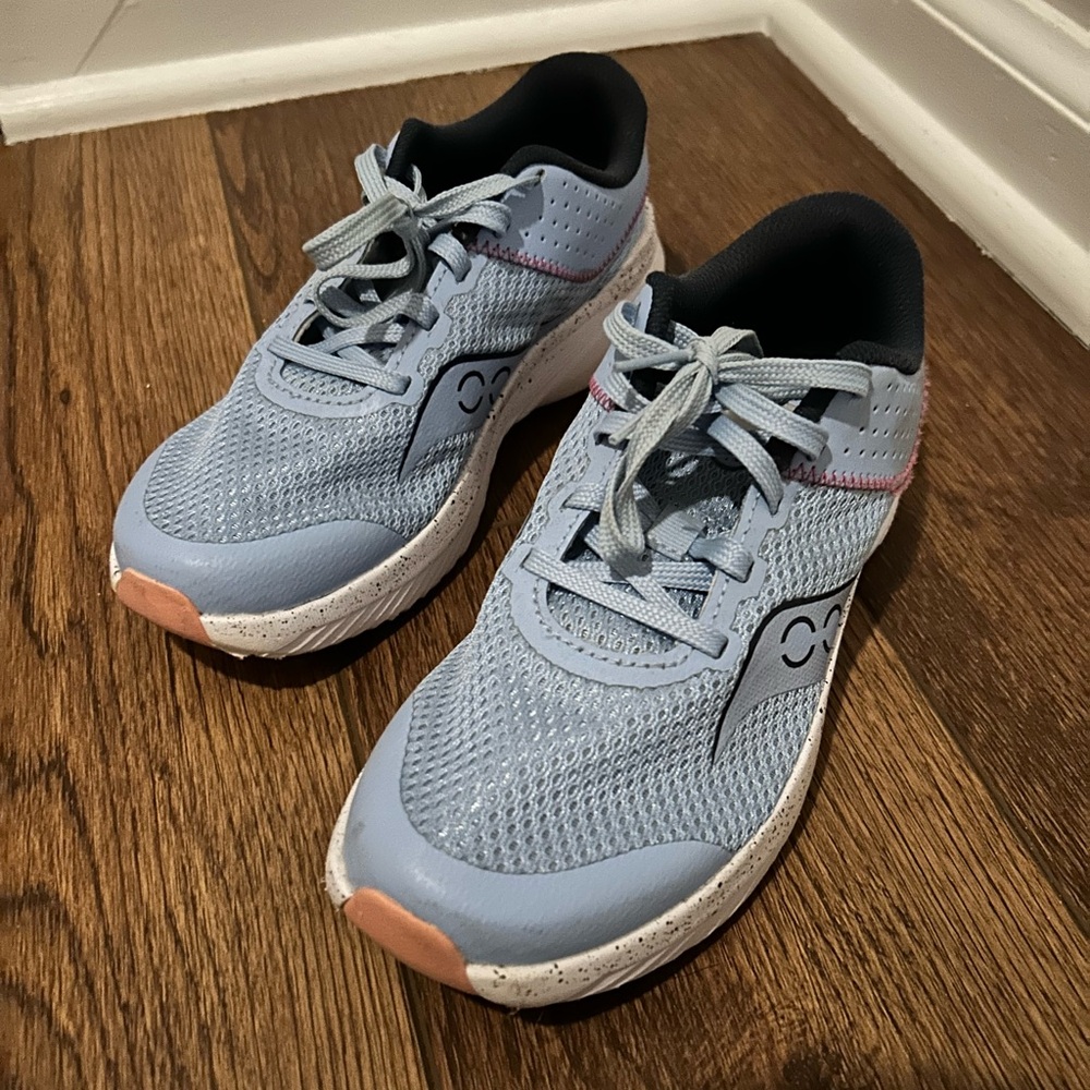 Saucony Kinvara 14 Size 2 W 
Blue and Black Sneakers